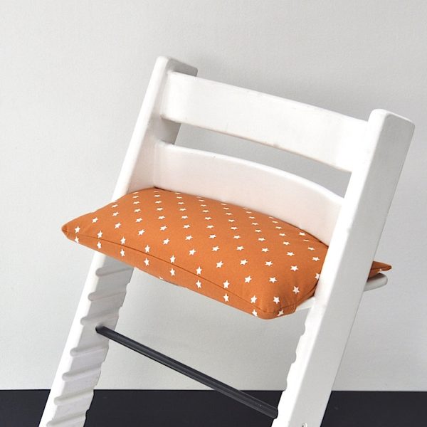 Gecoate 'oker stars' zitkussen voor stokke tripp trapp kinderstoel