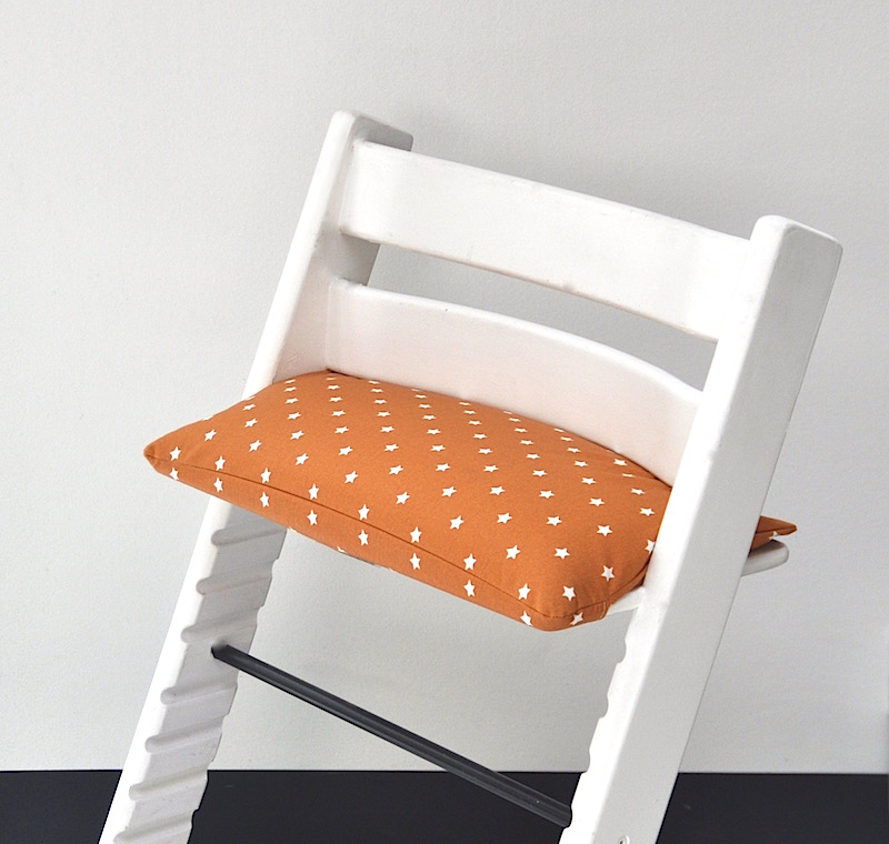 Gecoate 'oker stars' zitkussen voor stokke tripp trapp kinderstoel