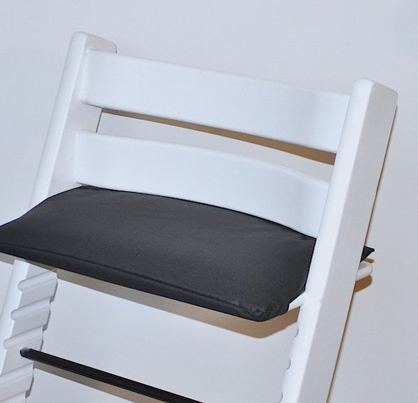 Zwart gecoat zitkussen voor stokke tripp trapp stoel